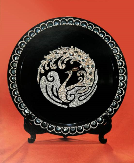 1492267580428069235.jpg 《蛋壳嵌孔雀盘》陈思碧 重庆.jpg